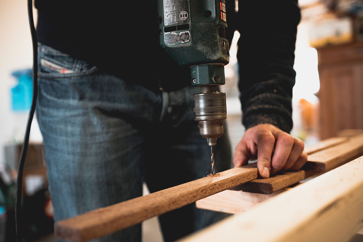 Man drilling wood Artisan carreleur